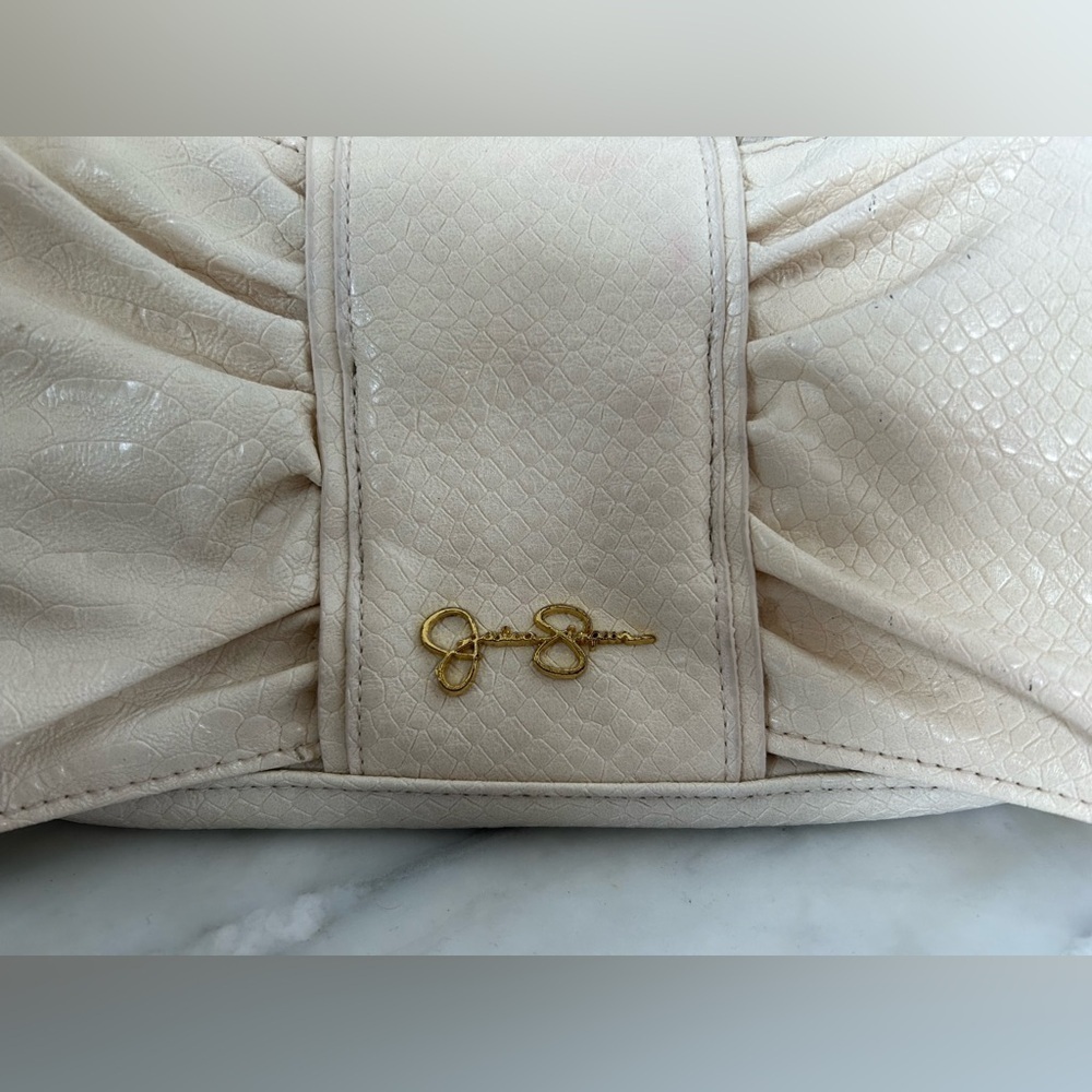 JESSICA SIMPSON BEIGE KISS LOCK, EMBOSSED FAUX CROCODILE WRISTLET. GOLD HARDWARE - Picture 2 of 9